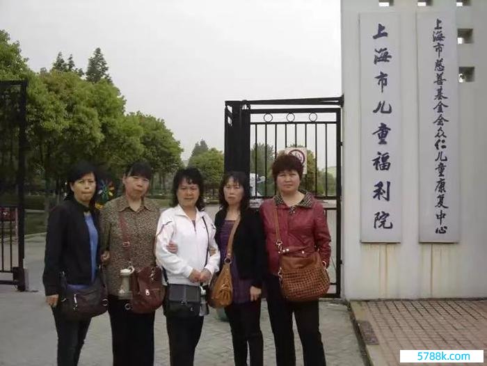 姚会芳（右二）与其他寻亲东说念主在上海市儿童福利院门口合影，像片拍摄于2008年、2009年摆布。